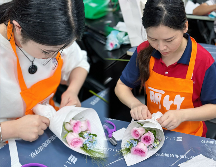 南寧花藝學(xué)校開(kāi)班首日，學(xué)員收獲滿滿