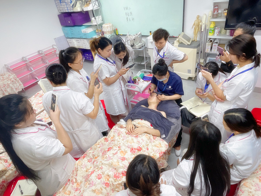 南寧美容美容專業(yè)教學：眼部護理的“黃金位置”