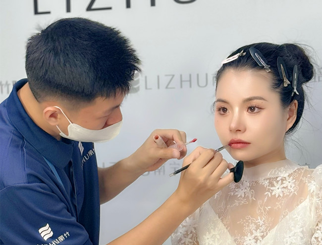 時尚簡約新娘造型，南寧新娘化妝造型學校作品