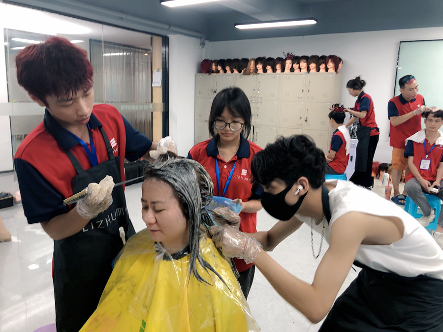 如何向顧客推薦合適的發(fā)色？南寧燙染造型學校分享
