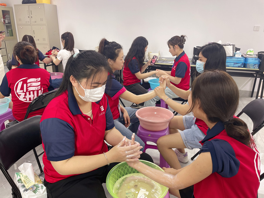南寧美甲護(hù)理：指甲為什么會(huì)出現(xiàn)白點(diǎn)和豎線？