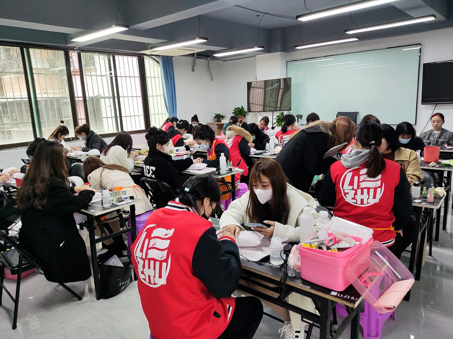 南寧美甲護(hù)理培訓(xùn)：為什么你的指甲又脆又??？