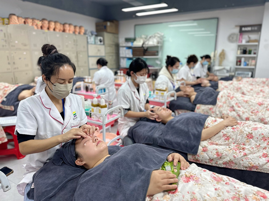 南寧美容師職校：面部手法隨堂檢測