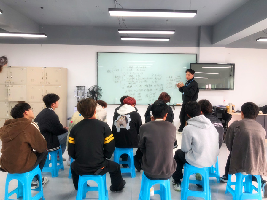 廣西燙發(fā)專業(yè)教案：如何正確蓋白發(fā)？