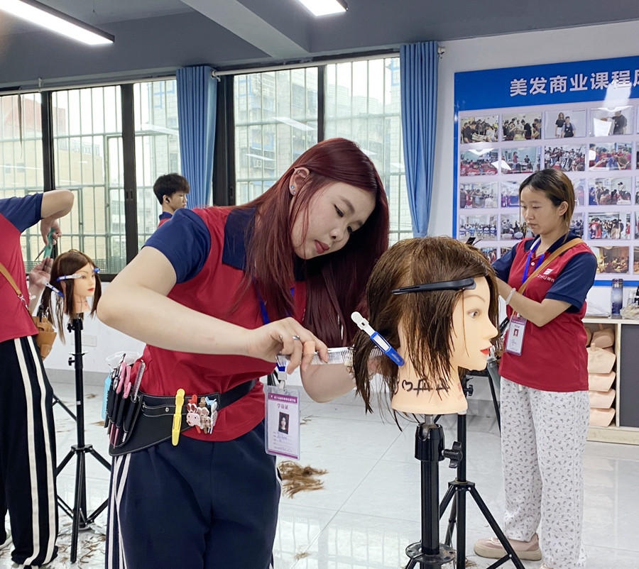 幼態(tài)臉選發(fā)型的關鍵，南寧剪發(fā)造型女士教學