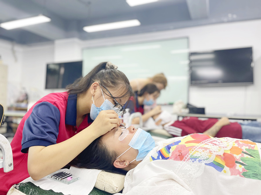 如何成為高價(jià)美睫師？南寧美睫學(xué)校排行分享技巧
