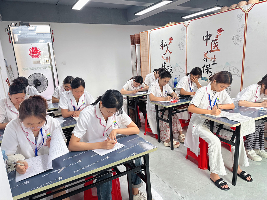 南寧美容課堂花絮：學(xué)習(xí)理論知識的美好時(shí)光