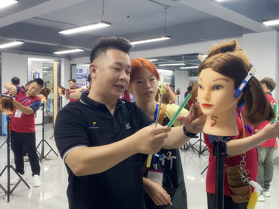 南寧美發(fā)女士精剪學(xué)員操作，南寧美發(fā)訓(xùn)練