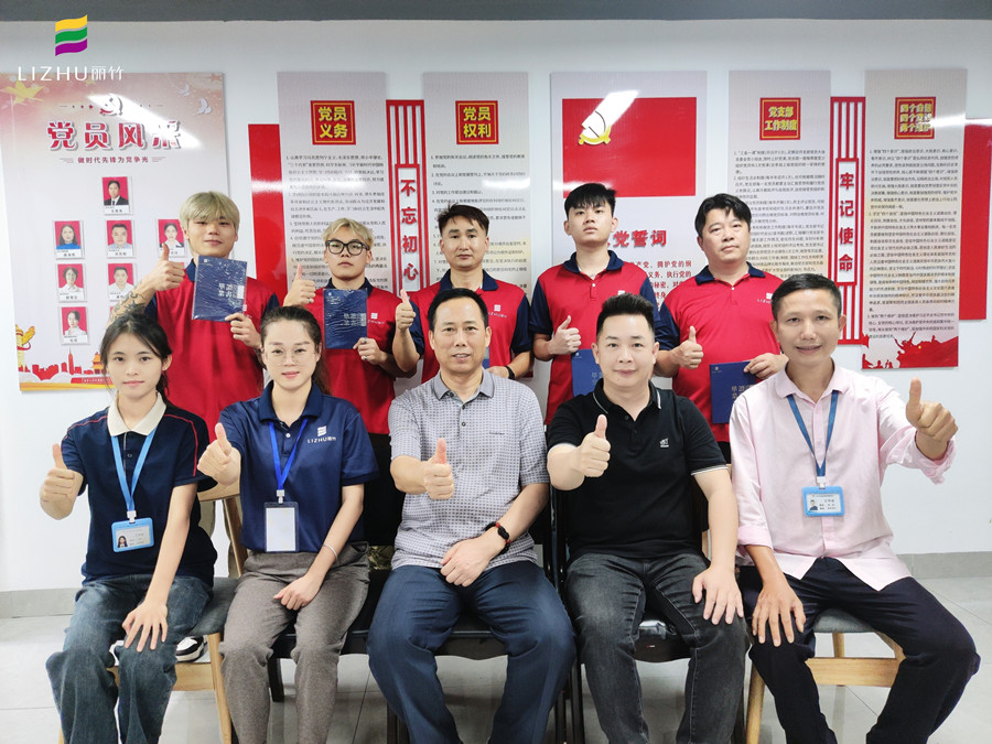 廣西美發(fā)學(xué)校畢業(yè)，校長頒發(fā)證書寄祝福