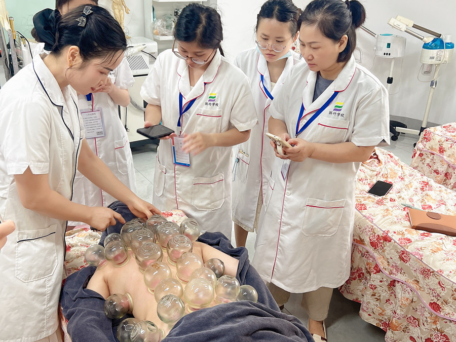 廣西美容真人實操，解鎖背部拔罐新技能