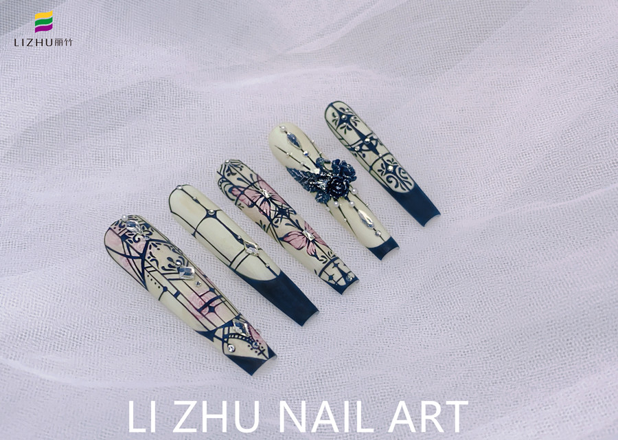 手繪花窗美甲，南寧美甲設(shè)計作品賞析