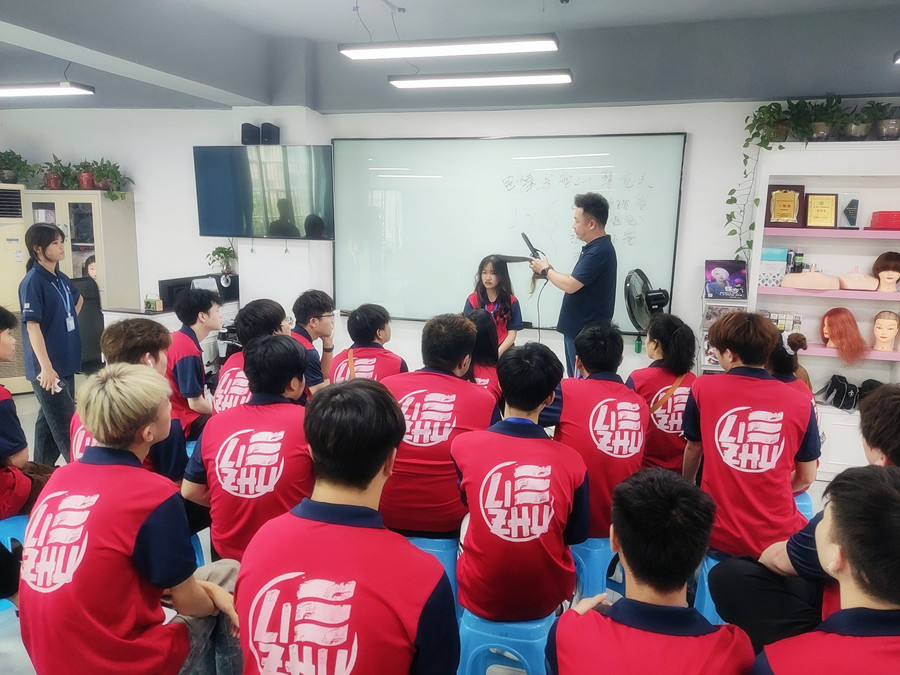 通用燙發(fā)后打理技巧，廣西燙染專業(yè)學(xué)校分享