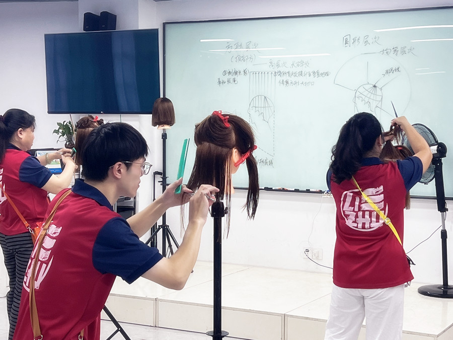 圓形層次修剪是什么？廣西美發(fā)造型學校為你解答