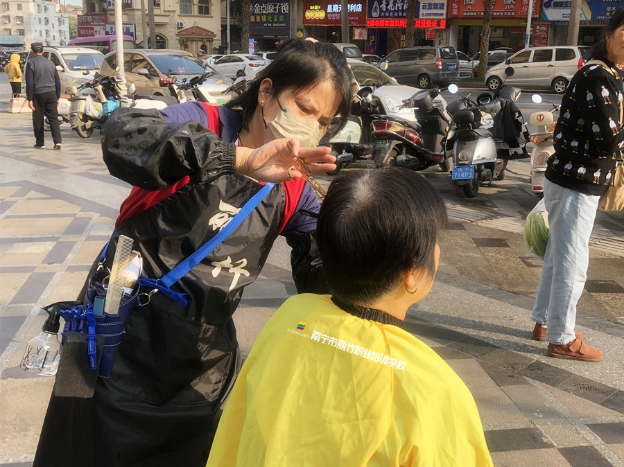 南寧剪發(fā)培訓(xùn)：新手如何挑選美發(fā)剪刀？