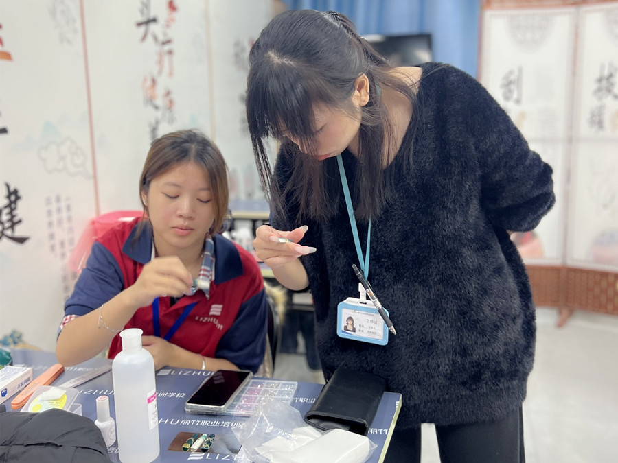 輕奢綠色貓眼美甲，南寧專業(yè)美甲學(xué)校學(xué)員作品