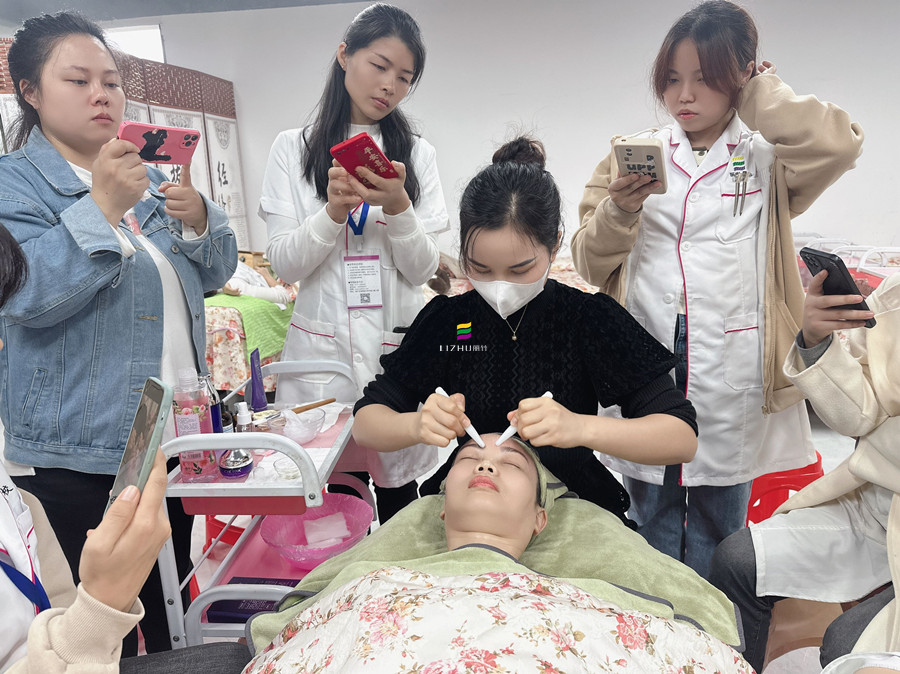 額頭撥筋的注意事項(xiàng)，廣西美容護(hù)膚課件講解