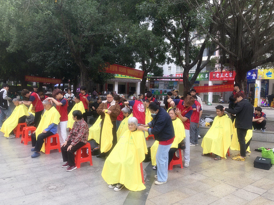 南寧美發(fā)學(xué)校外出實(shí)踐活動(dòng)，檢驗(yàn)學(xué)員技術(shù)能力