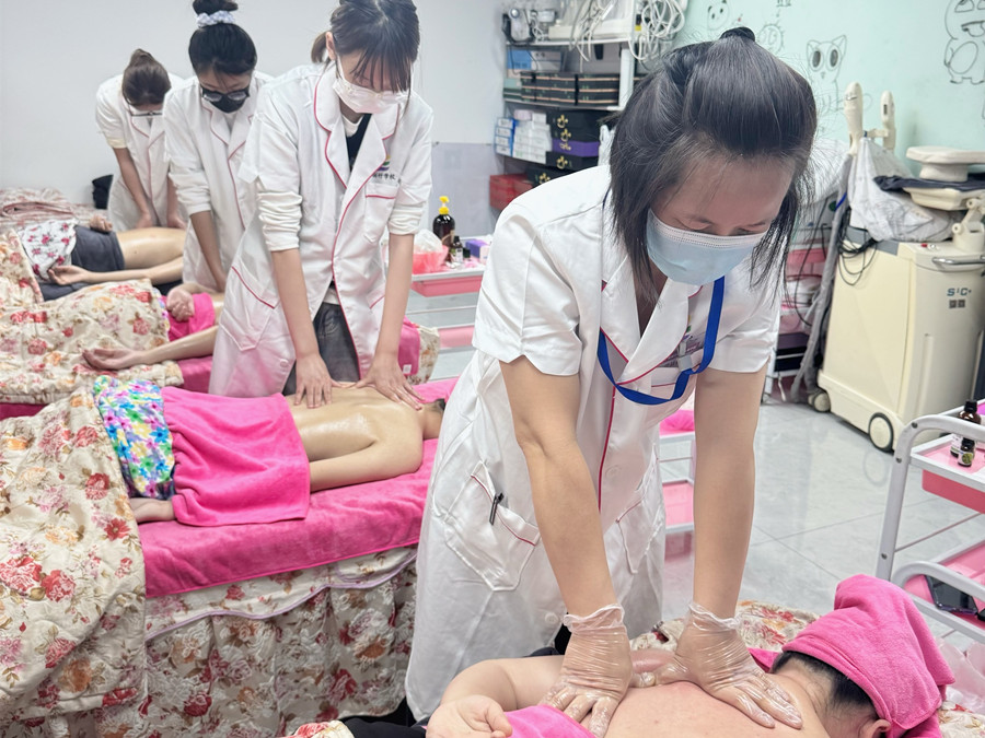 肩胛骨按摩真人實(shí)操，南寧美容培訓(xùn)練習(xí)